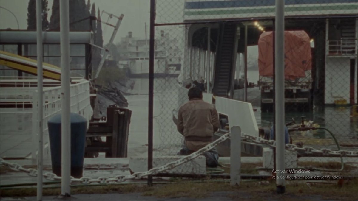 IkariBonaerense's tweet photo. Va a amanecer y desde el muelle
veo el ferry en que te vas
el amor empezó a quedarte chico
y el silencio lo enredó 

Pizza, birra, faso. 1998. https://t.co/VIwNC0sqM2