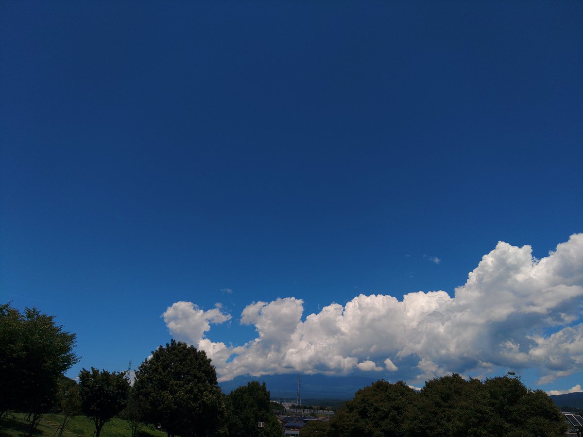 PomestarPink's tweet photo. こ～んに～ちは～👐
夏っぽい隠れ方😅
#イマソラ #富士山 #富士市 https://t.co/ZhnBAdAvjG