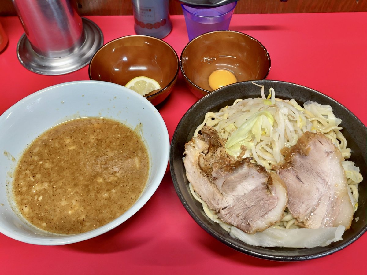 comet_girodjiro's tweet photo. ラーメン二郎 新潟店
小魚粉つけめん ヤサイ少なめ

新潟の課題③…魚粉つけ麺

魚粉に頼り切りでなく…わざとらしくなくスッキリコク深い。
¥100課金分しっかり豪華に美味くなってるのが嬉しい。

つけ麺に合わせて麺を少し軽くした印象を抱いたが…素人予想なのでハズしてても笑って許してください。 https://t.co/jWmZYV13t2