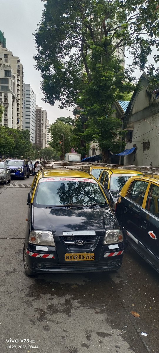 niranjanagawane's tweet photo. @MTPHereToHelp  All taxis are illegally parked on the road side 
Location - Agripada Police station https://t.co/eRCyyDC0Na