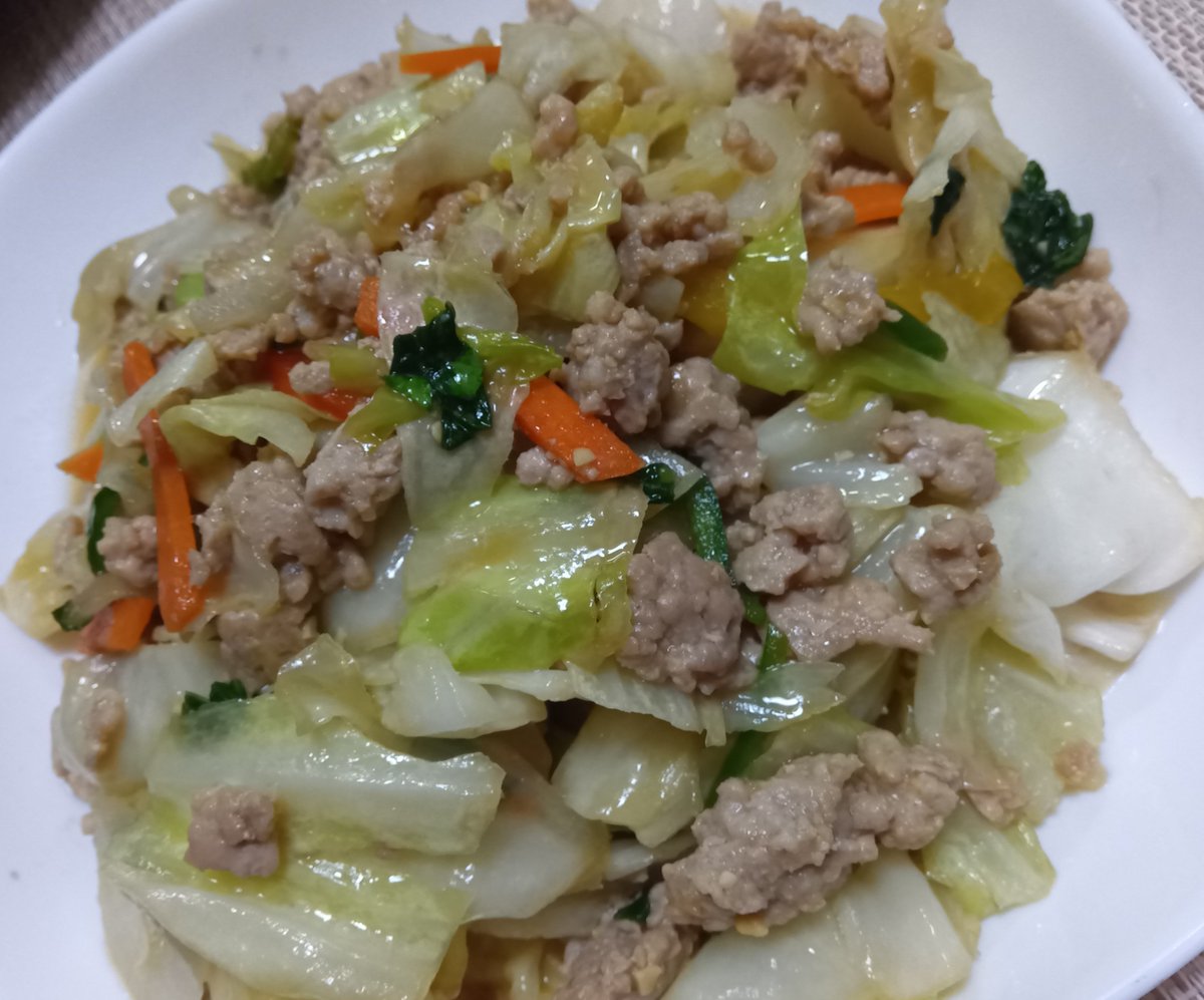 ot_729ravers's tweet photo. 休憩中〜🙌
✨昨日の夕飯✨
◎肉味噌野菜炒��
◎卵スープ
今日は冷しゃぶサラダの予定☺️
＃おと家の夕飯 https://t.co/PmtT5O3nFk