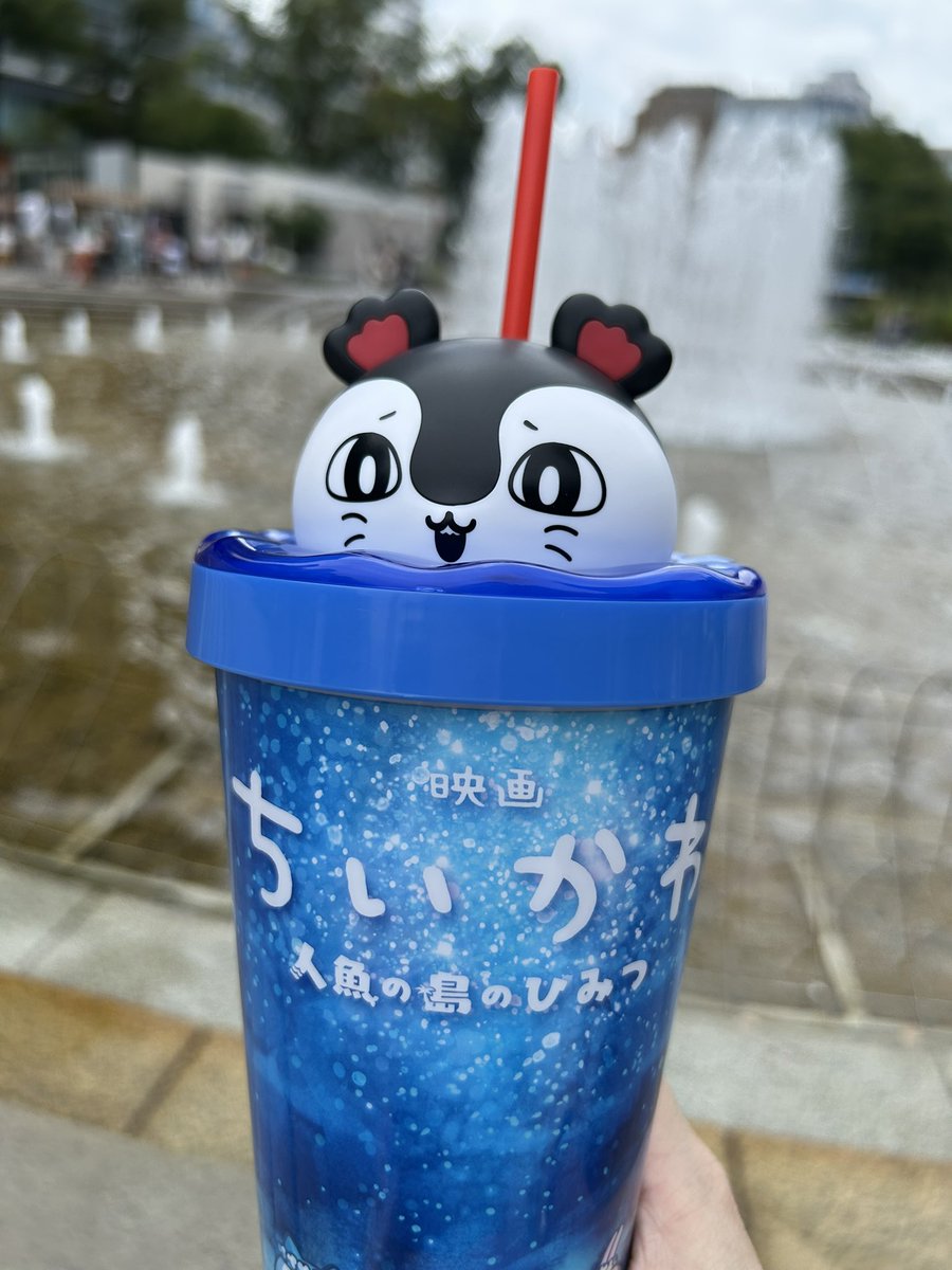 JimKotarou's tweet photo. 2回目見に行って無事にセイレーンドリンクカップゲット( *˙ω˙*)و ｸﾞｯ!

特典は古本屋さんだった！
推しは…出ず…:(っ`ω´c):ｸﾞﾇﾇ

 #映画ちいかわ https://t.co/CqgX4OqBF6