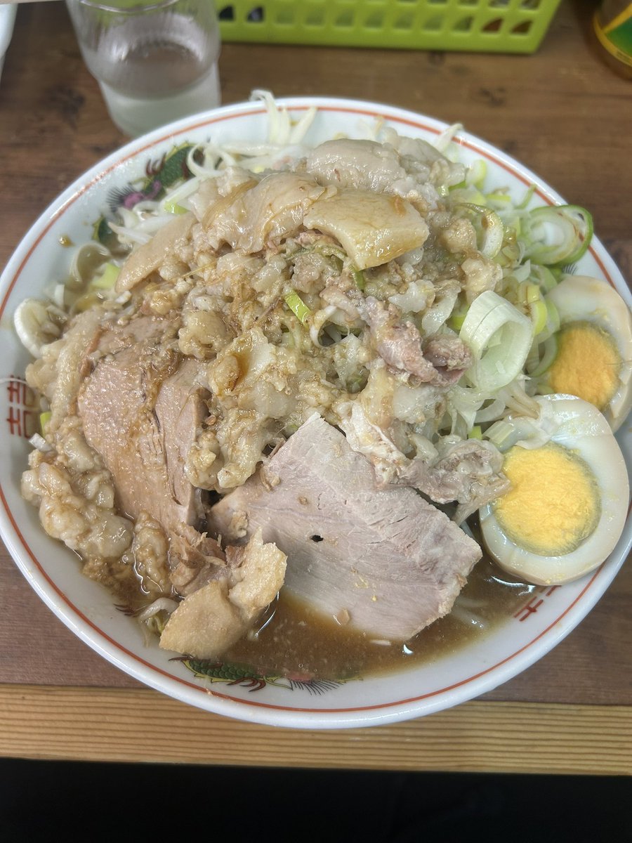 EWry0dZ3bv72617's tweet photo. ラーメン二郎　品川店
#117
食べやすくて優しいスープが好き
でも今日は少し酸味？を強く感じた
カラメがいけなかったのか、単なるブレなのか…
いずれにしても好みとしてはカラメ不要かな

小ラーメン麺少なめ硬めヤサイアブラカラメ+ネギ×2、煮卵

1130着外待ち7名
ご馳走様でした https://t.co/f9SyKrANRl
