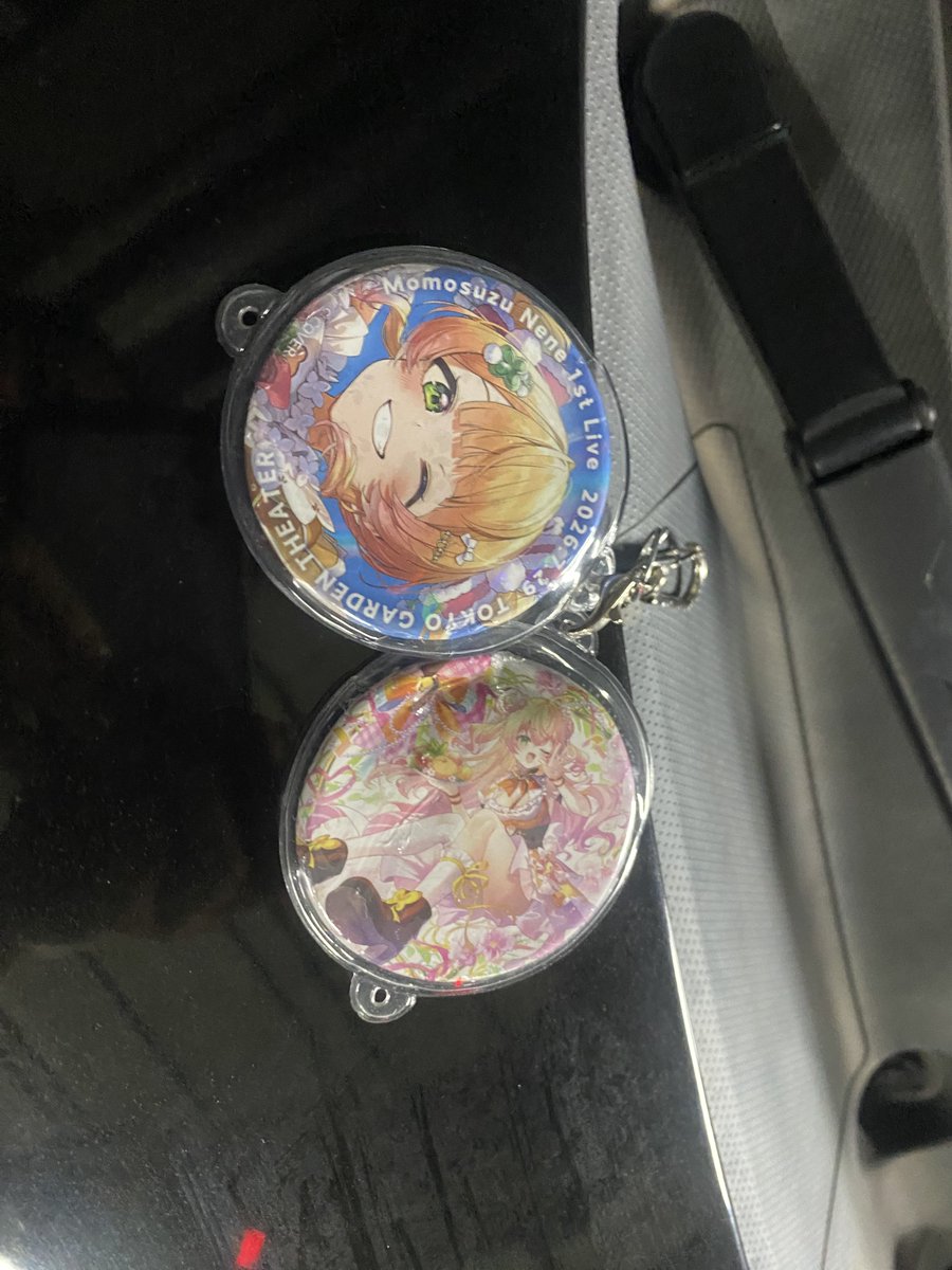 kijitoratacto's tweet photo. #ねね超開花 
拡散希望
グッズ販売所前のローソンで見つけました
車に轢かれてひしゃげてるけど
大事な缶バッチ
持ち主に届け！！
ここのスタッフに届けた！！ https://t.co/oODhflsltw