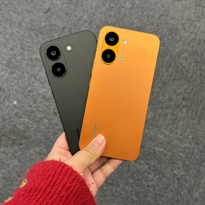 rockleaks's tweet photo. The REDMI Turbo 6 Max's design has reportedly leaked.

• 7-inch 2K flat display
• Horizontal rear camera module
• iPhone Air-inspired design
• Dimensity 9500s/9600s 
• 10,000mAh battery 
• Expected to launch in Q1 2027

#REDMI #RedmiTurbo6Max https://t.co/NpC1xxpNuJ