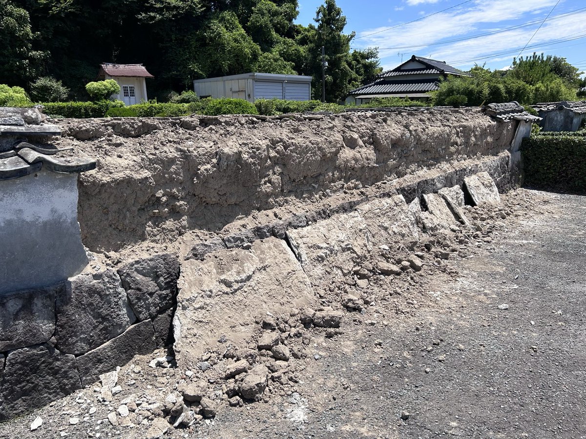 haro0202's tweet photo. 地震の影響で仕事が休みになったのでお墓の確認へ。
ズレたり倒れたりしているお墓を自分が出来る範囲で直してきましたが、皆さんも暑い中の作業くれぐれもご注意下さい。
#令和8年熊本地震 https://t.co/fWystvmK24