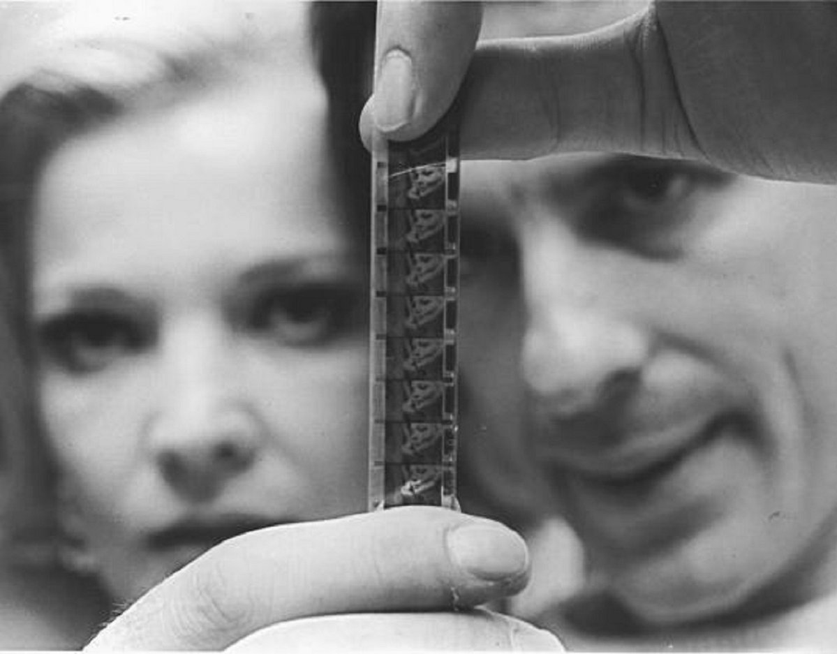 auteurhouse's tweet photo. Gena Rowlands and John Cassavetes looking at film roll frames of Faces (1968). https://t.co/Uxwc8Oa2zO