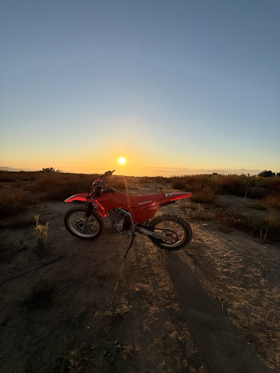 IAMTOMMACDONALD's tweet photo. There’s nothin like the middle of nowhere with no one but yourself ✌🏻🇺🇸 https://t.co/pqRwSiBB34