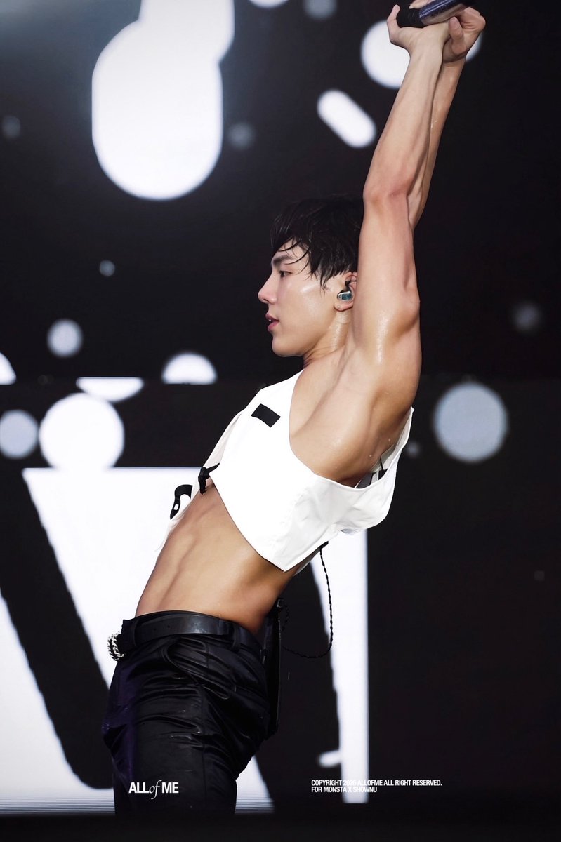 cottamon3's tweet photo. 이번 워터밤 셔누가 좋은 점
워터밤이라고 근육을 키우거나 힘주고 오지 않음
오히려 평소보다 감량한 듯한 몸으로 가는 허리를 살려 드마라 같은 라인을 만들어 냄
여자들을 위해(보는 사람을 위해)태닝샵 다녀옴
보여주기 몸이 아닌 무대를 하기 위한 몸으로 맞춘 점
관객들에게 남자의 아름다운 몸이란 무엇인지 깨우치게 해준 점
과시하지 않았는데도 ���장 압도적이었던 점
