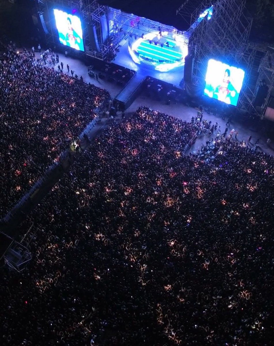 KeniaOsSitio's tweet photo. Kenia OS logró reunir a +45MIL asistentes hoy en su concierto en Playa del Carmen, según datos preliminares. https://t.co/pbwld2gnHV
