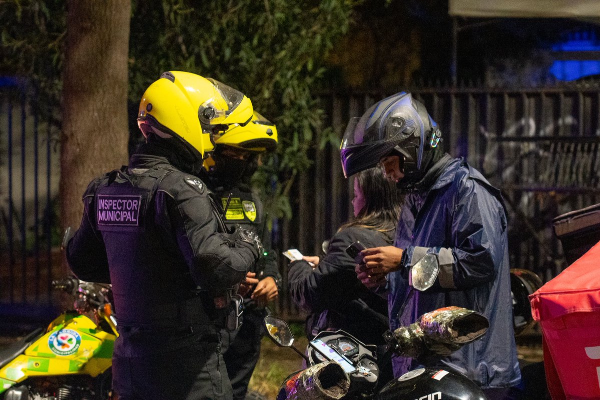 MuniLaFlorida's tweet photo. Un importante despliegue de nuestros equipos de Seguridad Municipal, reforzamos la vigilancia y las fiscalizaciones en distintos sectores de la comuna para prevenir delitos, combatir las incivilidades y entregar mayor tranquilidad a nuestros vecinos.

La Florida, #CadaVezMejor 💚 https://t.co/SuNy1vTw9y