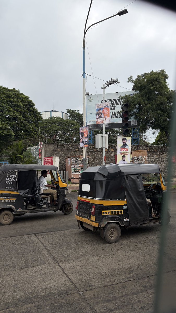kulchinmay's tweet photo. All the signals and street lamp poles in Ramwadi and Kharadi are covered with illegal flex. @PuneCityTraffic @PMCPune @mohol_murlidhar @Dev_Fadnavis https://t.co/yloqybbHII