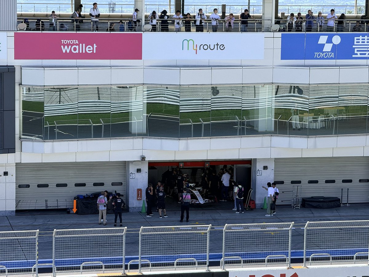 hiro_fd's tweet photo. 富士スピードウェイ、ハースF1 TPC。

9時開始早々走行してくれて結構走ってます。昨日雨であまりだったからかな？

V6ターボ、けたたましいNA多気筒時代に比べたらやっぱり静か。

タイヤはでかいのに軽い！ https://t.co/Fqj5vce6V3