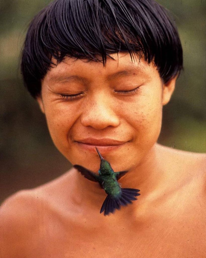 aseelswaid9's tweet photo. A Yanomami boy and a hummingbird. Roraima, Brazil, 1991.
📸 Rosa Gauditano. https://t.co/Zaxs41ZJU7