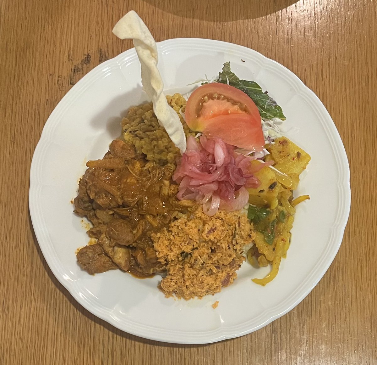 Le_Re_LEE's tweet photo. 『チャンドリカ』

ワンプレート チキン
 本日の野菜
・ダール豆
・ポールサンボル(ココナッツ)
・ジャガイモ
辛さ ゴラサライ15 https://t.co/k4KsdfldxM
