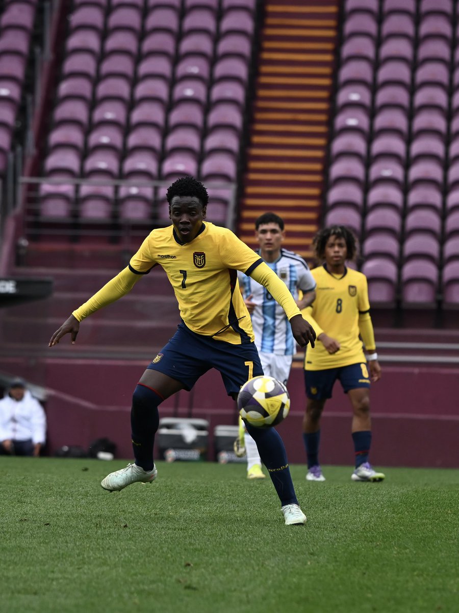 LaTri's tweet photo. Nuestra Selección Sub 17 tuvo su primer encuentro 🆚🇦🇷 en la preparación de lo que será nuestra participación en el Mundial de la categoría que se disputará en Qatar. https://t.co/VKP8SEpY0n