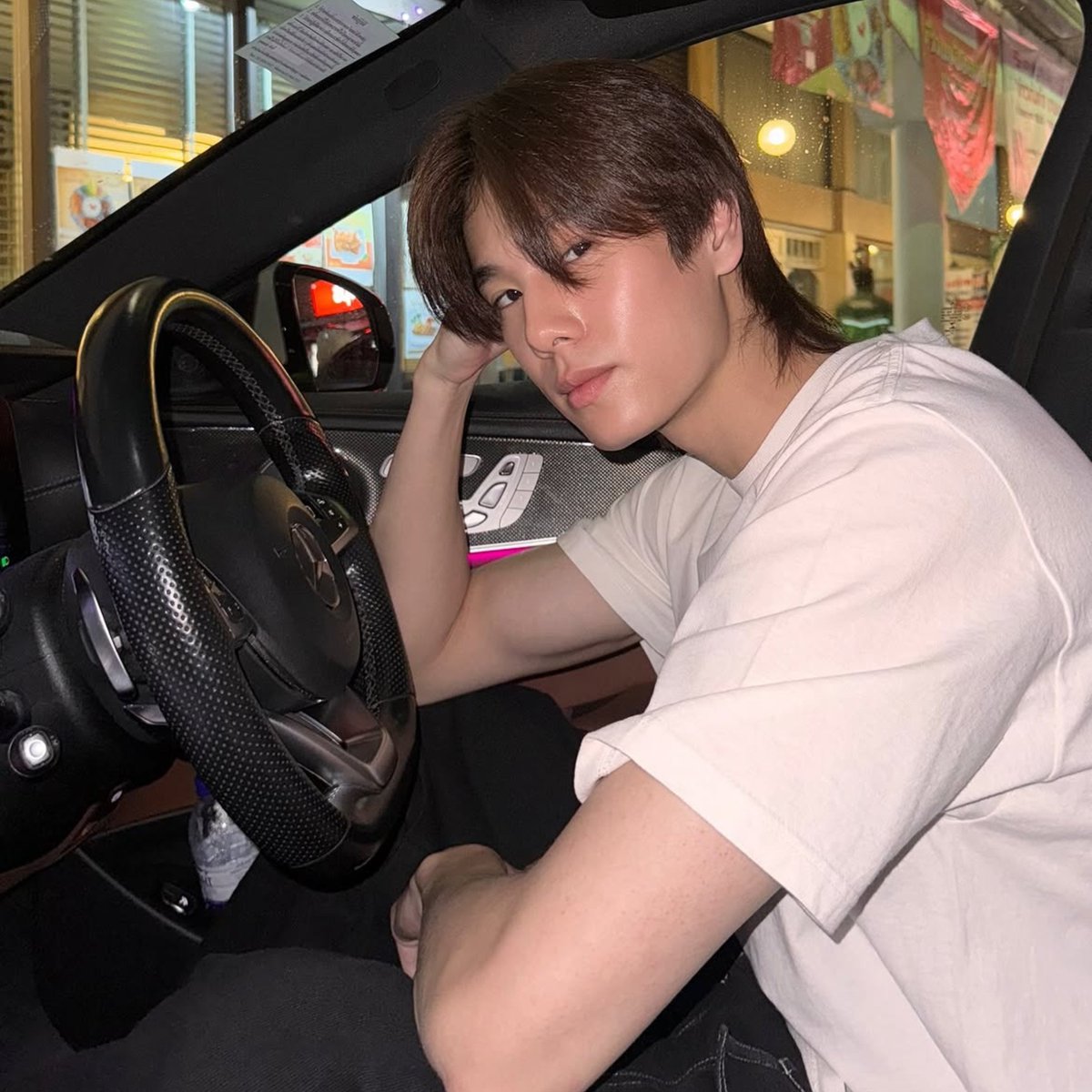 JJKnoir_'s tweet photo. โหน้อง ขับรถชนพี่ไม่ลงมาขอโทษ ไม่ลงมาดูเลย 
แล้วขับหนีมาตั้งไกล โอโห้อะไรวะคนไทย

วอดส์?? https://t.co/h7qYSORJoF