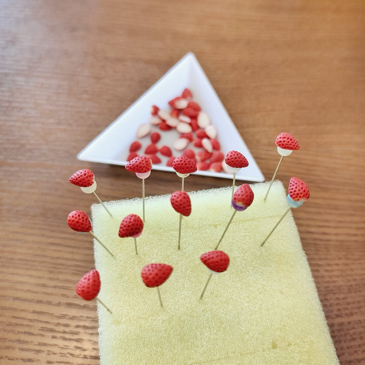 neno715's tweet photo. 追加のいちご、外側完成🍓 https://t.co/RCL26PKiIf