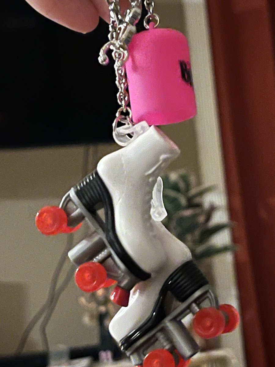 RuHamsDollRace's tweet photo. These two ugly pieces of shit like oh my god I hate blind boxes 

if I ever see these hoes (the fashion packs) in person I’m putting them in my purse idgaf https://t.co/bRDLQFNkBQ