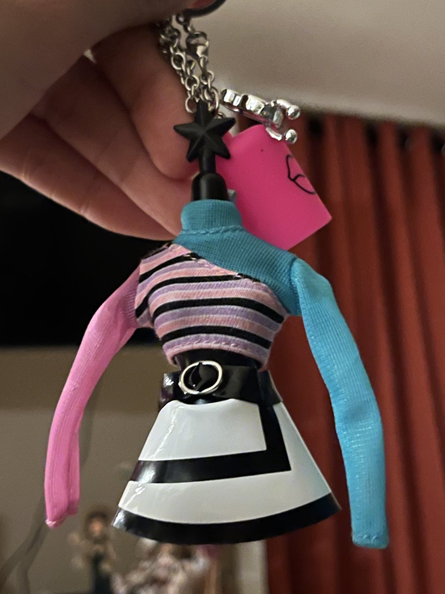 RuHamsDollRace's tweet photo. These two ugly pieces of shit like oh my god I hate blind boxes 

if I ever see these hoes (the fashion packs) in person I’m putting them in my purse idgaf https://t.co/bRDLQFNkBQ