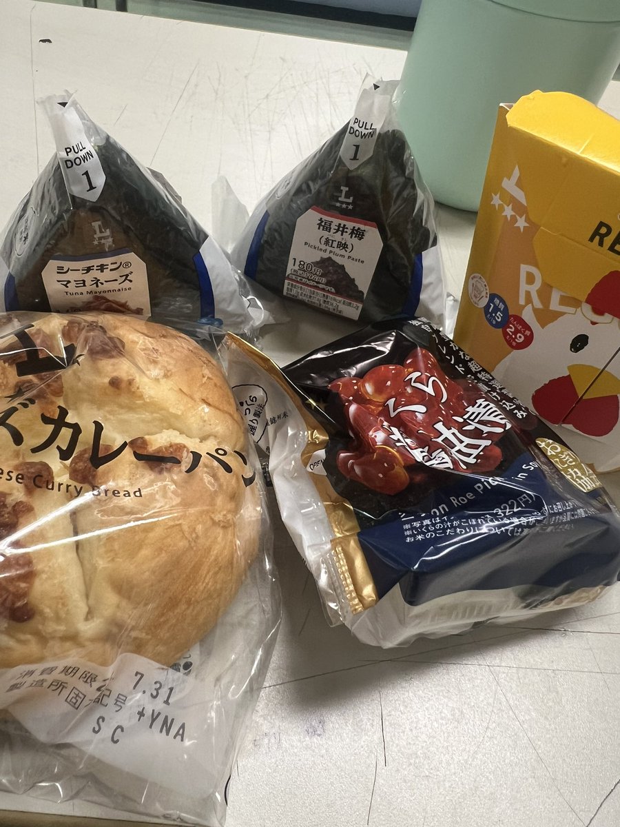 Aacefanboy's tweet photo. 明日何もないからコンビニでなんか買っとくって言われたけどマミー？これは多いよ https://t.co/WT8jzEGPzc