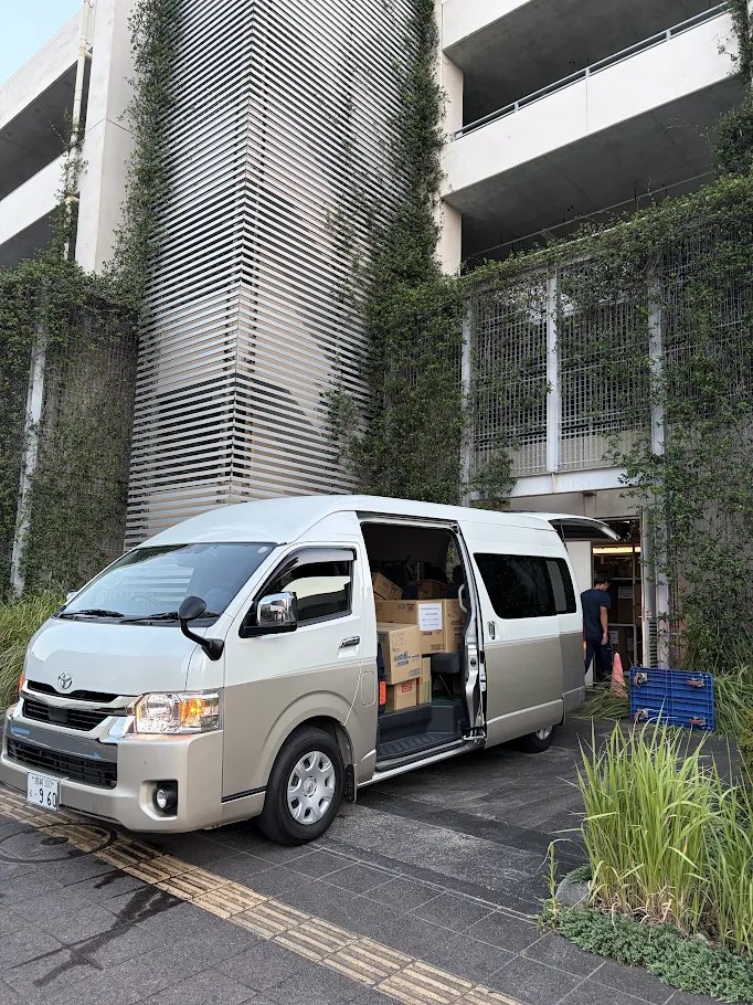 MiyazakiCity_PR's tweet photo. 熊本県で震度7を観測した地震の発生に伴い、宮崎市消防局より緊急消防援助隊（6隊9台29名）、宮崎市上下水道局より給水車（3トン）1台、作業車2台（職員8名）、宮崎市危機管理課職員（2名）を派遣しました。災害備蓄品（飲料水や衛生用品等）も輸送しています。
#令和8年熊本地震 https://t.co/IwJXD6gmZw