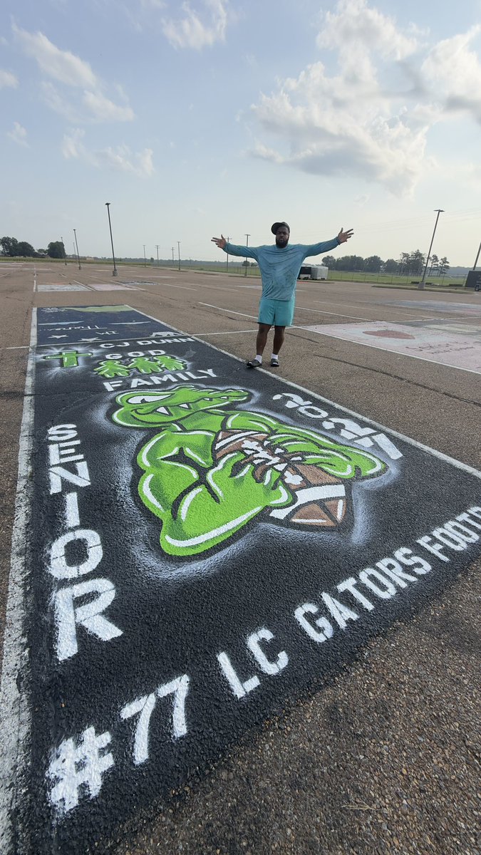 JrocJarvis's tweet photo. Painted a senior parking spot who vaules God, Family, and Football. 
🐊🪵🏈🌿💚🎨⚔️🔥 https://t.co/TbcUPFNvuU