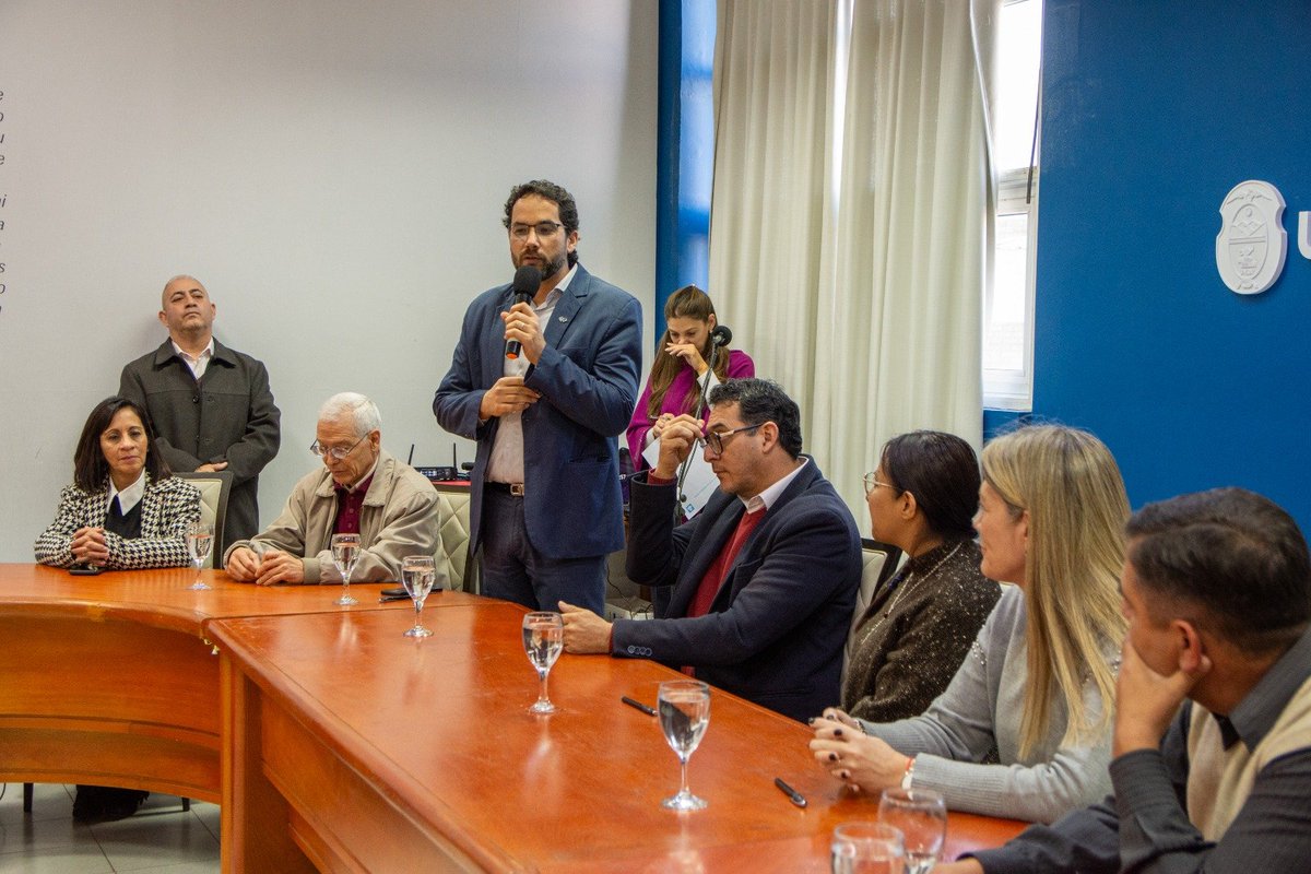 GedeSanchez's tweet photo. Firma de convenio de prácticas y pasantías para estudiantes de la UNLaR, a desarrollarse en las empresas estatales del @GobDeLaRioja. Tendemos puentes para mejorar la formación académica y la interacción con los sectores público-privado. Un gran anhelo hecho realidad. https://t.co/9AAXkqDfiT
