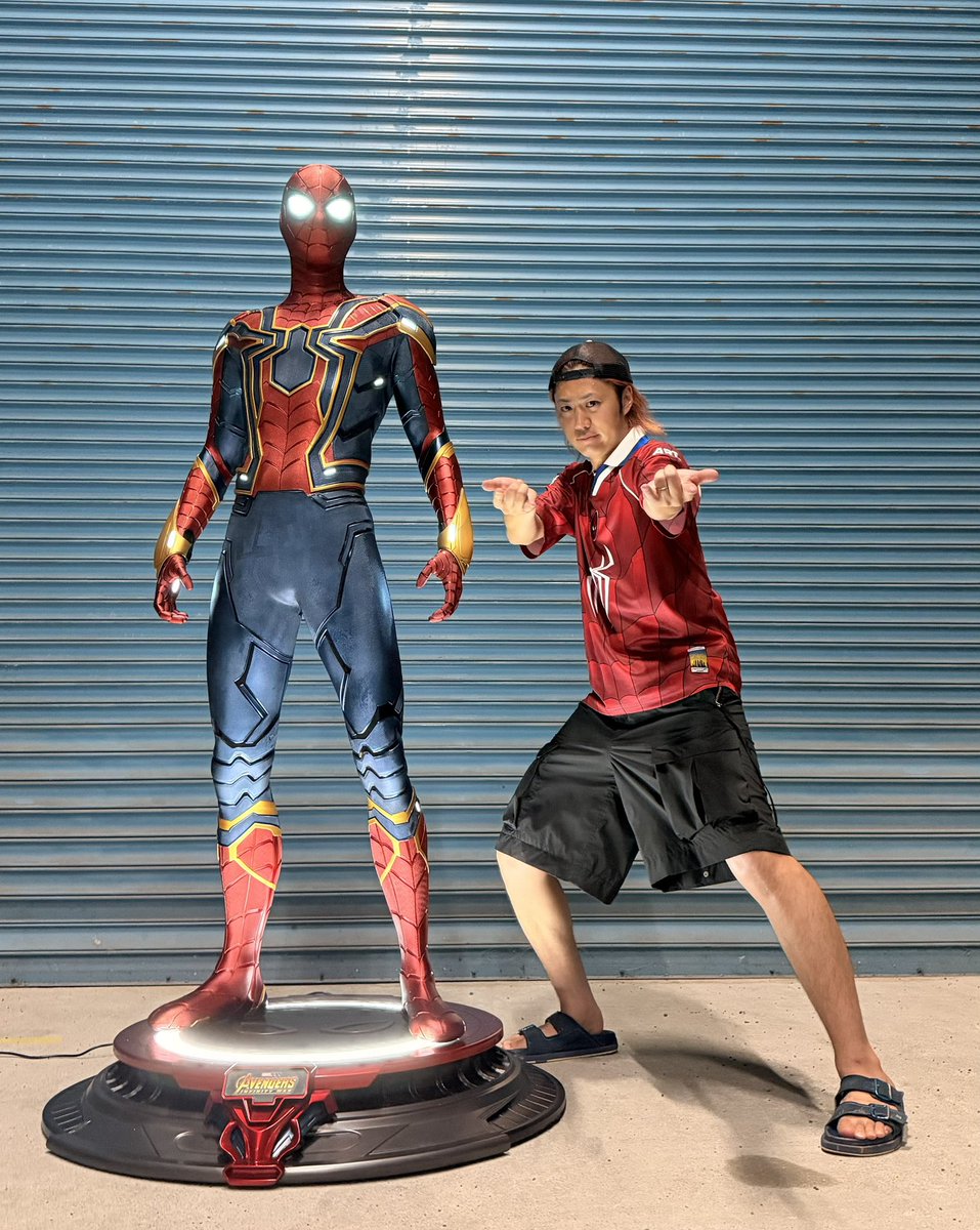 TO_TETSUYA's tweet photo. 僕の一番大好きなスーパーヒーロー、スパイダーマンの最新作「スパイダーマン：ブランド・ニュー・デイ」が7月31日(金)についに公開！！！

前作でみんなの記憶から消えてしまったピーター・パーカーがどんな“新しい一日”を踏み出すのか...想像するだけでワクワクが止まらない！！！

等身大の悩みや葛藤を抱えながらも「親愛なる隣人」として誰かのために戦い続けてきたピーターの新たな試練、新展開をスクリーンで見届ける！それが我らの使命！！！

家宝であるスパイダーマン像と共に！！

#PR #WeLoveSpiderMan #スパイダーマン #BrandNewDay
