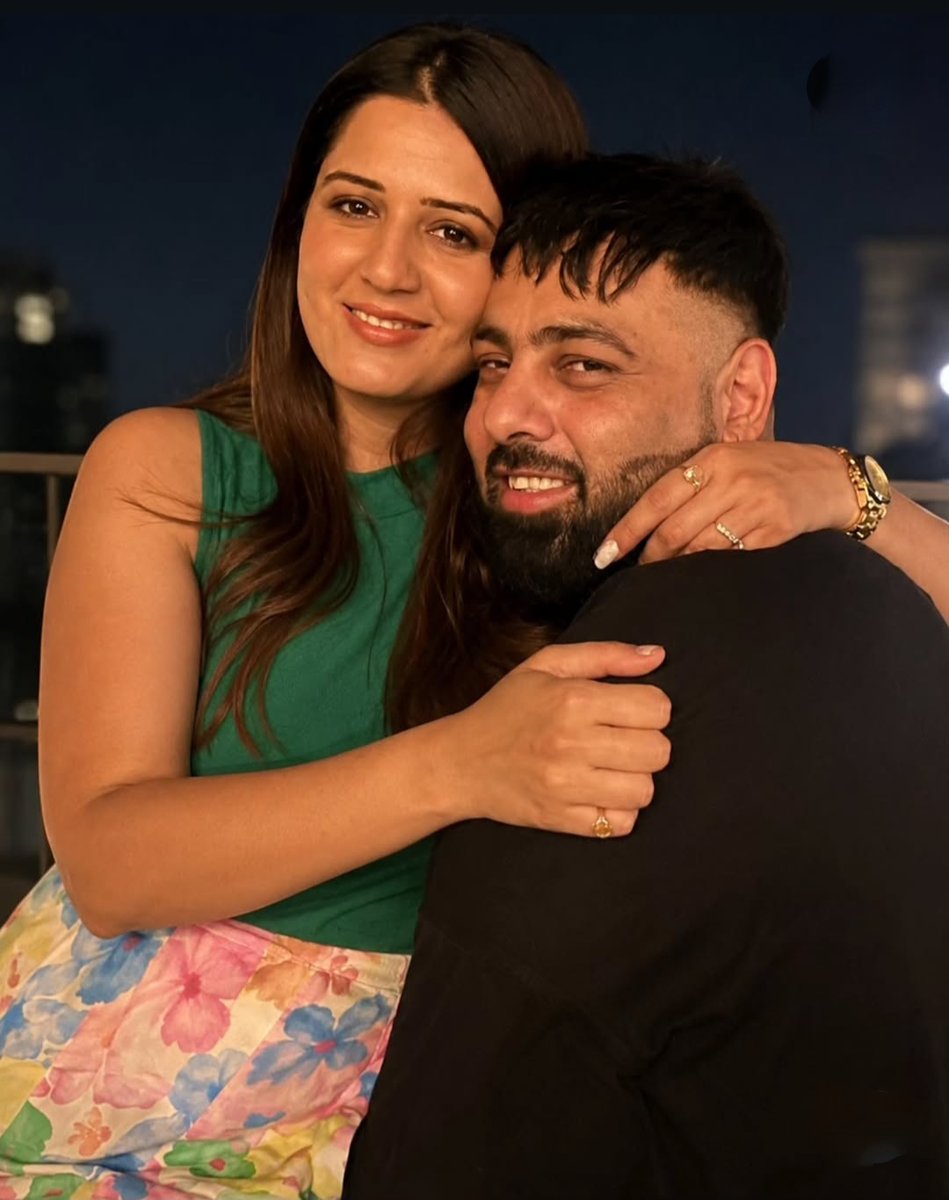Bhumika_2024's tweet photo. 20-25 साल की जवान उम्र में शादी करो सुहागरात मनाओ, पैसे खर्च करो फेरे लो, तीन-चार महीने मज़ा बाद रिश्ता ख़त्म।

यह बात रैपर बादशाह के लिए एकदम फिट बैठती है, शादी को लगभग कुछ ही महीने हुए हैं और अब शादी टूटने वाली है। 

Isha Rikhi ने बताया की में हर लड़ाई से परेशान हो चुकी हूं, अब मैं दिखावा नहीं कर सकती ऐसी जिंदगी मुझे दुःख देती है।

बड़ा नाम है बड़ी फैन फॉलोइंग हूं इसलिए मैं इतने दिनों से चुप थी लेकिन अब यह जिंदगी मुझे पसंद नहीं है, तलाक की खबरें रैपर बादशाह की जिंदगी में तूल पकड़ रही है।