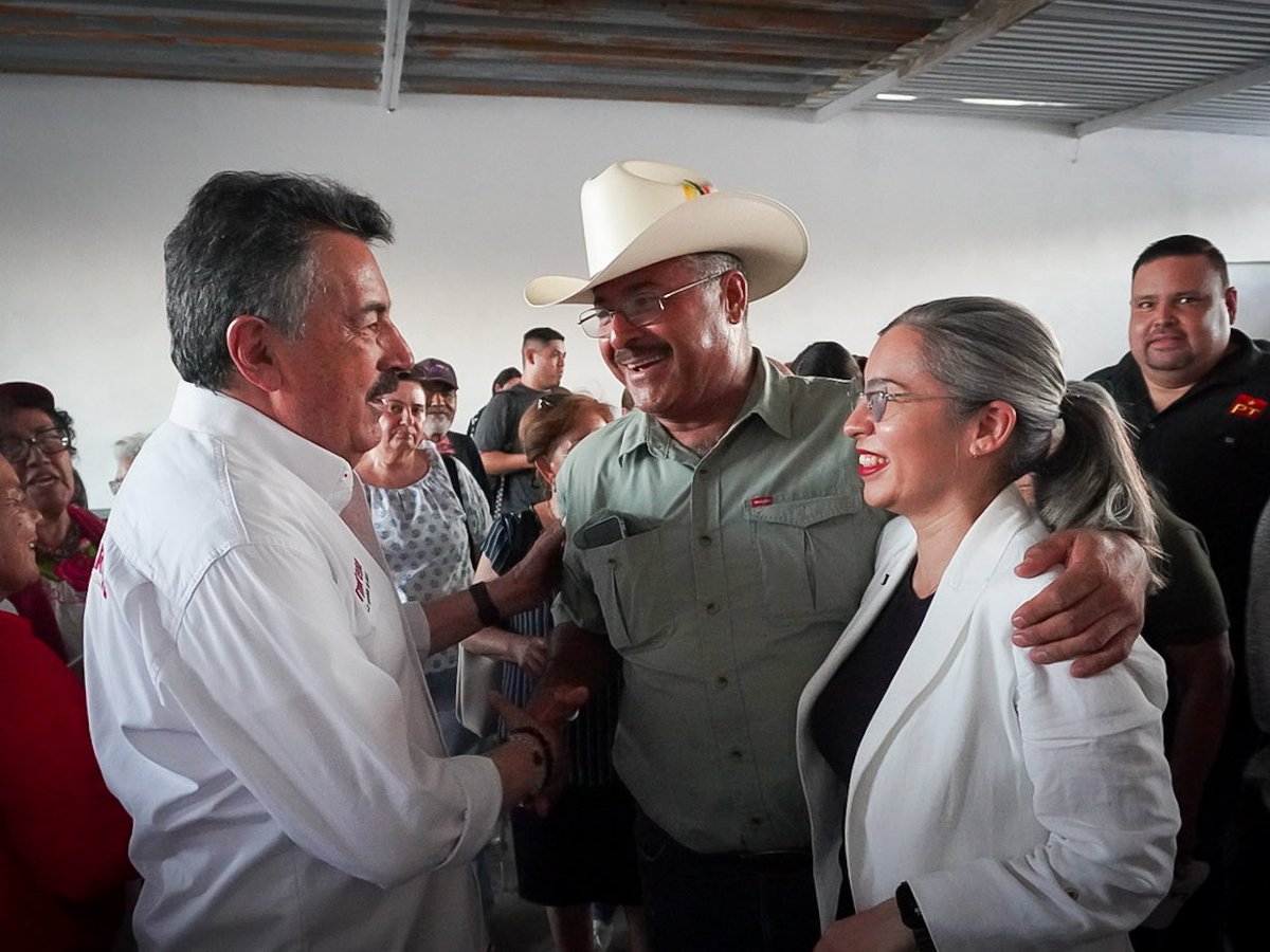 wzuloag's tweet photo. Es un gusto regresar siempre a una colonia tan querida como Las Amapolas, con queridas amistades, que nos invitaron a acompañar a @JavierLamarque_ en la Asamblea Informativa con vecinos y vecinas del sector. El encuentro con amigos y amigas, a quienes llevo años visitando, me hizo coincidir también esta tarde con apreciados compañeros del movimiento,  como Esperanza Molina, Heriberto Aguilar, Rafa Ramírez, entre otros.
