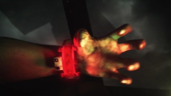 Resident_bio's tweet photo. Unlike the other survivors in Revelations 2, Natalia's bracelet is stuck on red, the color symbolizing she SHOULD be succumbing to fear. The bracelets measure adrenaline and norepinephrine (the "fight or flight" hormone) and Natalia DOES have adrenaline in her system
1/2
#REBHFun https://t.co/6UyxMMRuJo