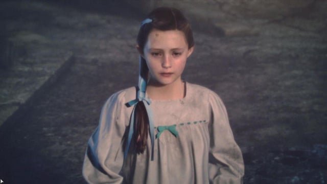 Resident_bio's tweet photo. Unlike the other survivors in Revelations 2, Natalia's bracelet is stuck on red, the color symbolizing she SHOULD be succumbing to fear. The bracelets measure adrenaline and norepinephrine (the "fight or flight" hormone) and Natalia DOES have adrenaline in her system
1/2
#REBHFun https://t.co/6UyxMMRuJo