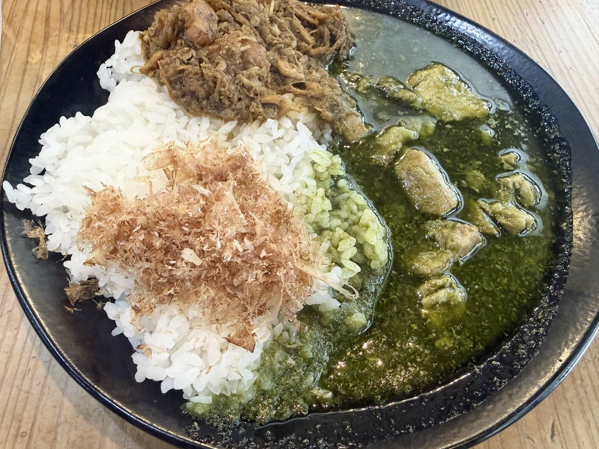 _o7xx_'s tweet photo. この前八丁堀のワッカいってきた🍛ネオグリーンカレー美味しかった https://t.co/BtceqT9AM2