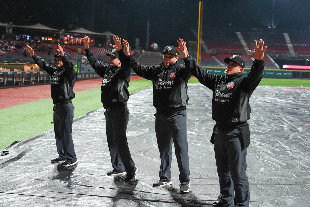 DiablosRojosMX's tweet photo. Hoy no será. 😔🌧️ El juego es pospuesto por lluvia. Estén pendientes al comunicado que será publicado en breve para más información. https://t.co/wGxRCHPXLz