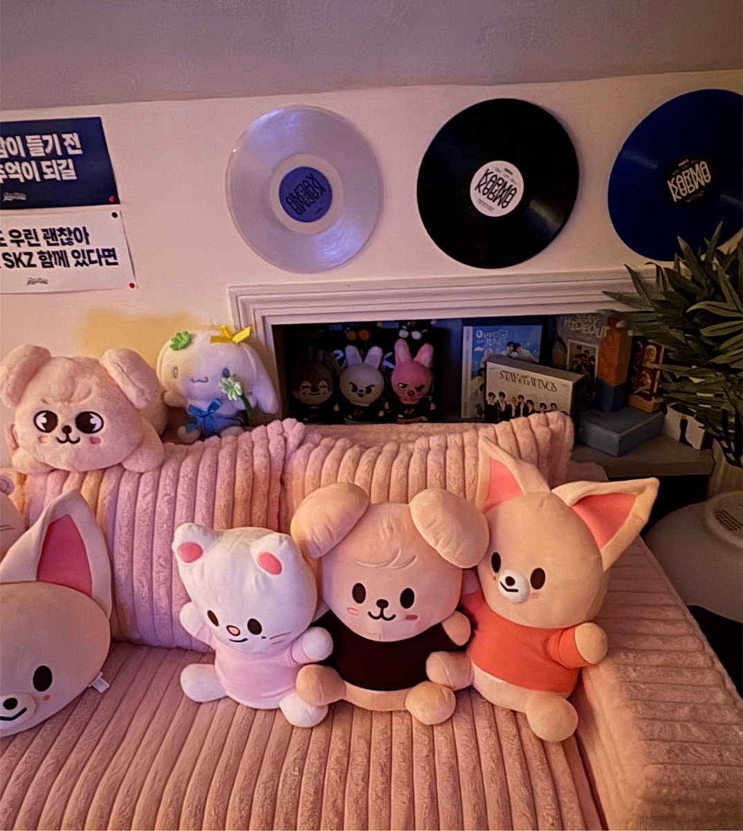 hyunebread's tweet photo. the gangs all here https://t.co/blke2Z07be