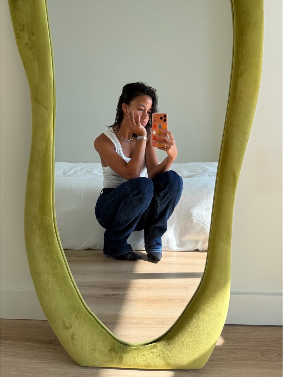 ItsAnnetteee's tweet photo. mirror doing numbers https://t.co/l1N3GOAavH