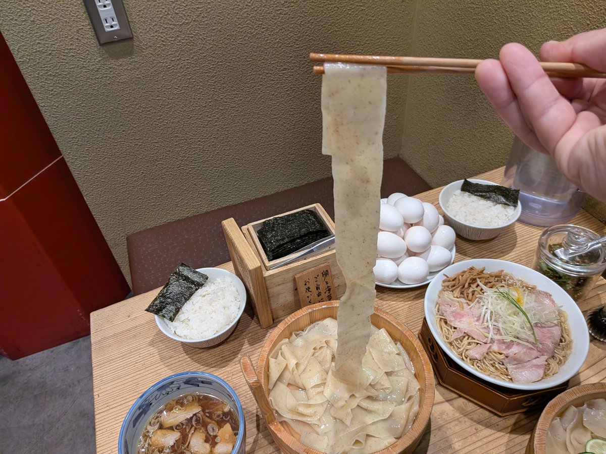 dekamoriramen's tweet photo. 生卵と高級海苔が無限に使い放題
A5ランク黒毛和牛ご飯が550円
土鍋ご飯も200円
都内でこれはバグってる

かね田 東京駅直結 KITTE丸の内 B1F https://t.co/BcxxFaP3SV