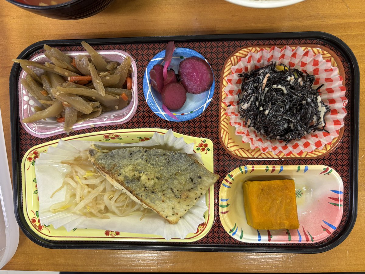 liga8's tweet photo. 今日は揚げ物は無しです。主菜は魚でした。和なおかずのお弁当でした。

最近、右の肩が痛いんです。以前に左肩が痛かったのとそっくりです。左肩は自然に治ったので、右も放っておけば治ると思います。今は肩の痛みは減って、右腕の痺れがあります。この経過も左の時と同じです。原因は一体何⁇ https://t.co/V0tWuqoJhF
