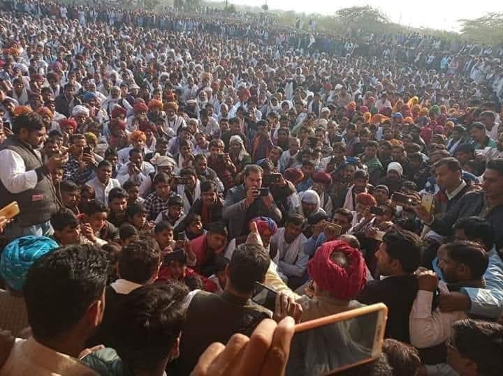 SunitaBainsla's tweet photo. इस तस्वीर मे एक शिक्षक बैठे हुए हैं। कर्नल बैंसला साहब।उनकी कक्षाएं खुले गगन के तले, खाली मैदानो मे लगती थी।

हजारों लाखों की तादात मे लोग आते थे, शिक्षा ग्रहण करके लौटते थे।
शिक्षा थी - 
अपने हक के लिए लड़ने की। अपनी संतानो को पढ़ाने की।
कर्ज मुक्त रहने की।
छा जाने की और छाए रहने की।

प्रणाम कर्नल बाबा 🙏🏻 आपकी शिक्षा हमारा मार्ग दर्शन कर रही हैं। 
गुरु पूर्णिमा पर सामाजिक गुरु को सादर नमन और प्रणाम.
अच्छी शिक्षा 
अच्छा स्वास्थ्य 
पढ़ी लिखी माँ 
कर्ज मुक्त समाज