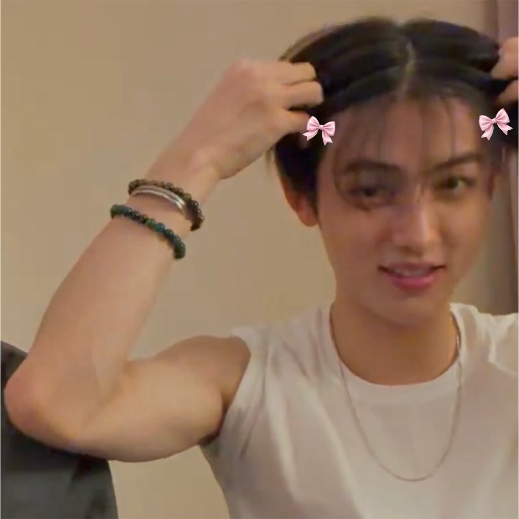 eyanngantuk's tweet photo. ; nyonpita ─⋆ ꣑ৎ 

selama live nyelipin rambut ke telinga mulu, sini aku kasih pita biar ga jatuh-jatuh lagi :p https://t.co/iN65yQeGD9