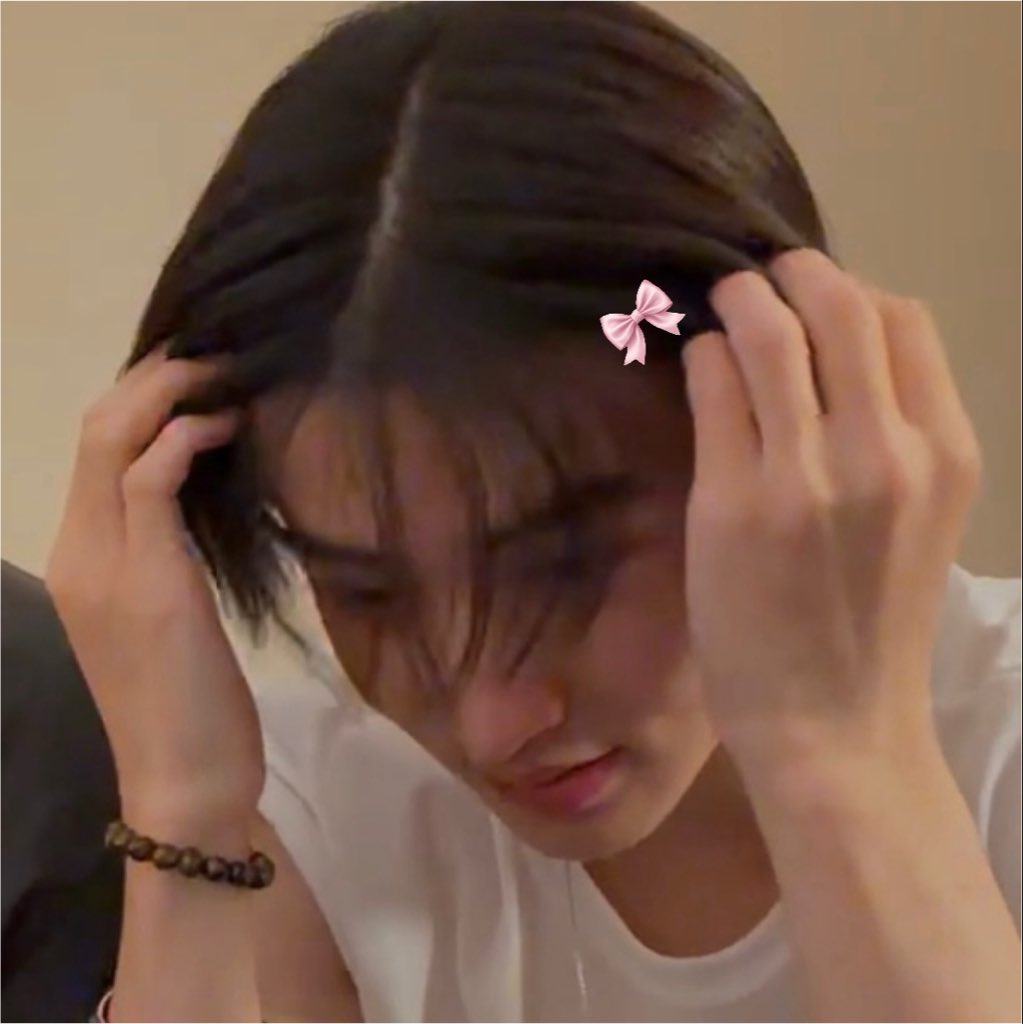 eyanngantuk's tweet photo. ; nyonpita ─⋆ ꣑ৎ 

selama live nyelipin rambut ke telinga mulu, sini aku kasih pita biar ga jatuh-jatuh lagi :p https://t.co/iN65yQeGD9