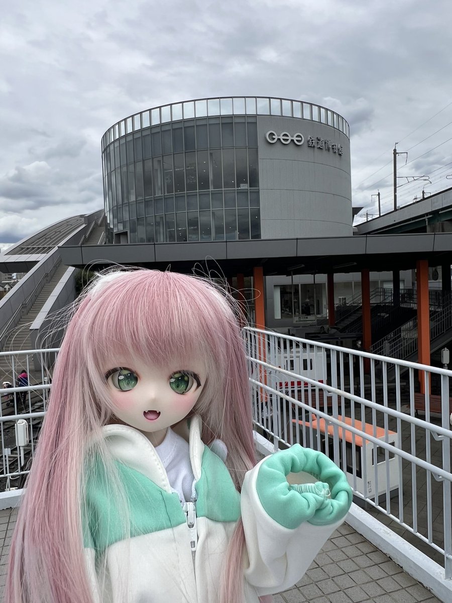 suzune_2_28's tweet photo. 娘達は大宮にある“鉄道博物館“を探索中🚂水音（みおん）は中庭に出てミニチュア電車の駅で車掌さん気分を味わっています🚃✨

#MDDはいいぞ #うちの子かわいい #ドール #鉄道博物館 #p_house https://t.co/By0rnDHops