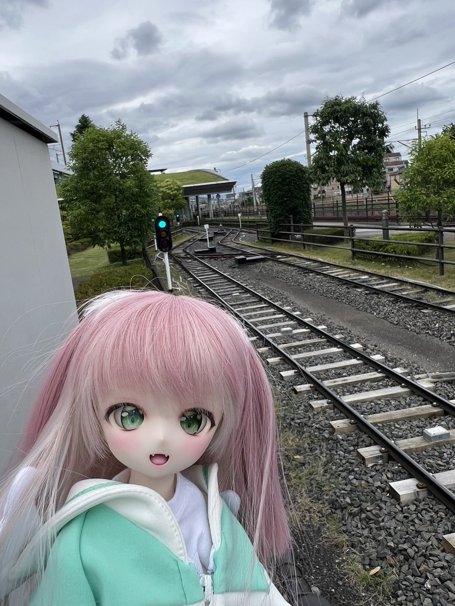 suzune_2_28's tweet photo. 娘達は大宮にある“鉄道博物館“を探索中🚂水音（みおん）は中庭に出てミニチュア電車の駅で車掌さん気分を味わっています🚃✨

#MDDはいいぞ #うちの子かわいい #ドール #鉄道博物館 #p_house https://t.co/By0rnDHops
