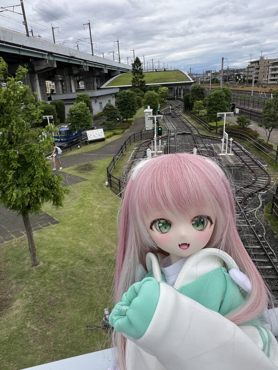 suzune_2_28's tweet photo. 娘達は大宮にある“鉄道博物館“を探索中🚂水音（みおん）は中庭に出てミニチュア電車の駅で車掌さん気分を味わっています🚃✨

#MDDはいいぞ #うちの子かわいい #ドール #鉄道博物館 #p_house https://t.co/By0rnDHops