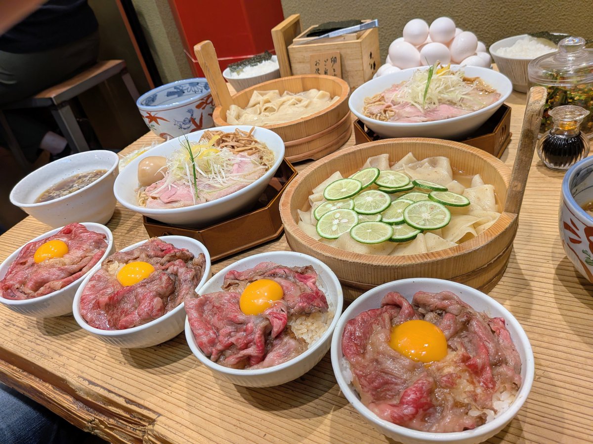 dekamoriramen's tweet photo. 生卵と高級海苔が無限に使い放題
A5ランク黒毛和牛ご飯が550円
土鍋ご飯も200円
都内でこれはバグってる

かね田 東京駅直結 KITTE丸の内 B1F https://t.co/BcxxFaP3SV