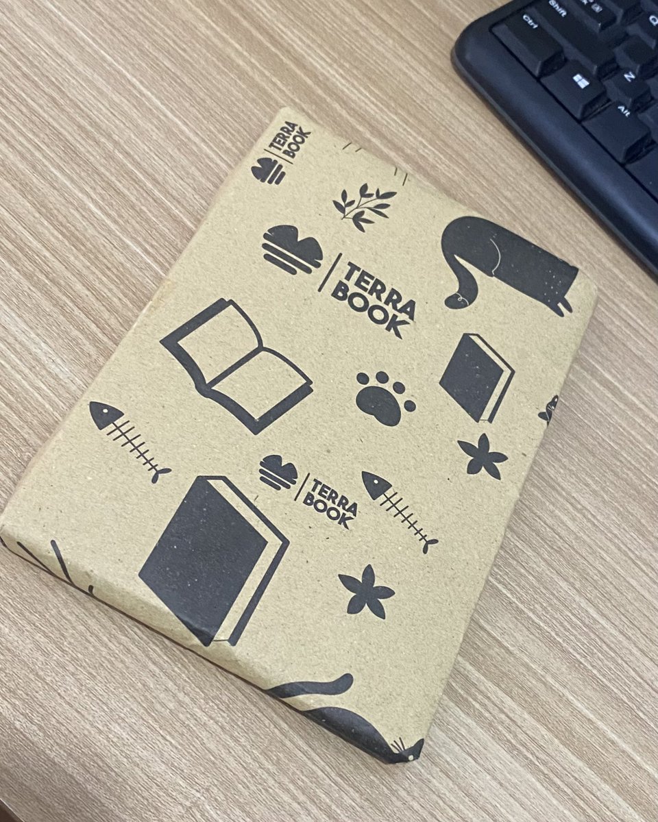 heavein_n's tweet photo. 📚 Bookmail ˚˖𓍢ִ໋❀

Sempet khawatir karena bukunya tipis tapi bubble wrapnya kurang tebel takutnya terlipat. Tapi untunglah bukunya aman dan bonus packagingnya lucu ❤︎🐈‍⬛ https://t.co/B4b1tkW6sA