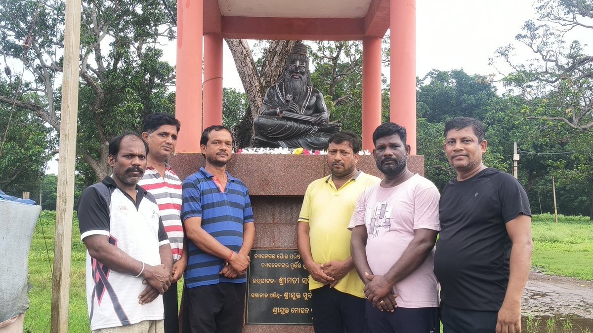 Manojdasbjp's tweet photo. ପବିତ୍ର ଗୁରୁ ପୂର୍ଣ୍ଣିମା ତଥା ସନାତନ ପରମ୍ପରା ର ପ୍ରଥମ ଗୁରୁ ମହର୍ଷି ବ୍ୟାସଦେବଙ୍କ ଜନ୍ମ ଜୟନ୍ତୀ ଉପଲକ୍ଷେ ଆଜି ଆମ କ୍ଲବ୍ ଦି ୟୁଥ୍ ମାସ  ପକ୍ଷରୁ ବ୍ୟାସ ସରୋବରରେ ସ୍ଥାପିତ  ମହର୍ଷି ବ୍ୟାସଦେବଙ୍କ ପାଦ ପଦ୍ମରେ ପୁଷ୍ପ ଅର୍ପଣ କରି ଗୁରୁଙ୍କ ପ୍ରଦର୍ଶିତ ମାର୍ଗ ସଭିଙ୍କ ଜୀବନକୁ ଆଲୋକିତ କରିବା ପାଇଁ ପ୍ରାର୍ଥନା କଲୁ ।
#GuruPurnima https://t.co/gKpvwnxvH8