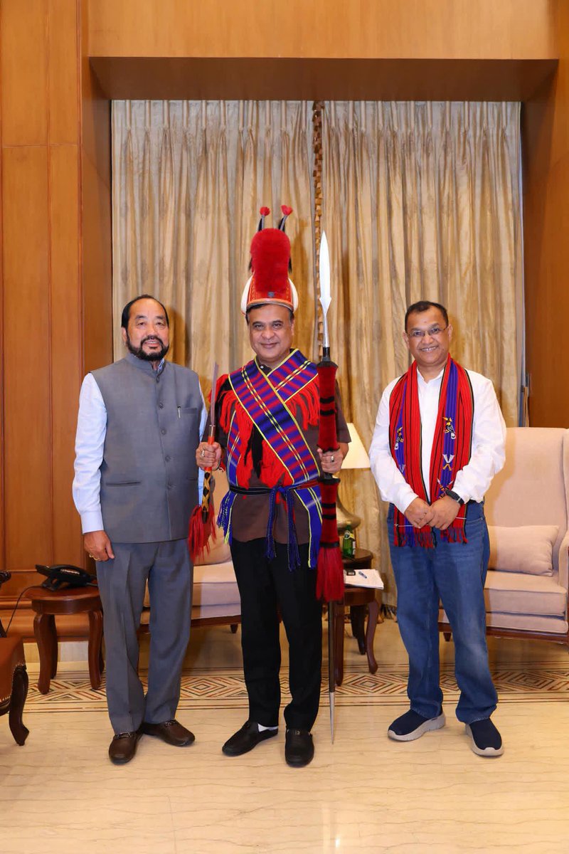 biswajitphukan's tweet photo. মাননীয় মুখ্যমন্ত্ৰী ড. হিমন্ত বিশ্ব শৰ্মা ডাঙৰীয়াৰ চৰকাৰী কাৰ্যালয় লোকসেৱা ভৱনত আজি নাগালেণ্ডৰ উপ মুখ্যমন্ত্ৰী  শ্ৰীযুত য়ানথুঙগো পেট্টন আৰু অসমৰ  মাননীয় মুখ্যমন্ত্ৰী ড° হিমন্ত বিশ্ব শৰ্মা ডাঙৰীয়াৰ সৈতে অসম নাগালেণ্ড সীমান্তৰ সৰুপথাৰ সমষ্টিৰ সংলগ্ন অঞ্চলৰ বিভিন্ন গুৰুত্বপূৰ্ণ বিষয়ত আলোচনা অনুষ্ঠিত হয়। 
আমাৰ আলোচনাত বিশেষকৈ উৰিয়ামঘাটৰ উচ্ছেদৰ পৰৱৰ্তীকালৰ ঘটনা প্ৰবাহৰ বিষয়ে আলোচনা হয় আৰু দী পাক্ষিক বিষয় সমূহ আলোচনাৰ মাধ্যমৰে সামাধান কৰাৰ সিদ্ধান্ত গ্ৰহণ কৰা হয়। 
#যোগাযোগৰ ব্যৱস্থা শক্তিশালী কৰিবৰ ব���বে চুঙাজানৰ পৰা ডিমাপুৰ এয়াৰপৰ্টলৈ দুয়োখন ৰাজ্যৰ সহযোগিতাৰে এটা বিকল্প আৰু উন্নত মানৰ পথ নিৰ্মাণৰো সিদ্ধান্ত গ্ৰহণ কৰা হয়। 
#দুয়োখন ৰাজ্যৰ জনসাধাৰণৰ মাজত সম্প্ৰীতিৰ এনাজৰীডাল শক্তিশালী কৰিবৰ বাবে উৰিয়ামঘাটত অসম নাগালেণ্ড সাংস্কৃতিক সমাৰোহ আয়োজন কৰা হব। 
এনে এখন সভাৰ উদ্যোগ লোৱাৰ বাবে মাননীয় মুখ্যমন্ত্ৰী মহোদয়ক আন্তৰিক কৃতজ্ঞতা জ্ঞাপন কৰিলো। 
Himanta Biswa Sarma 
Ajanta Neog
#Yanthungo_Patton