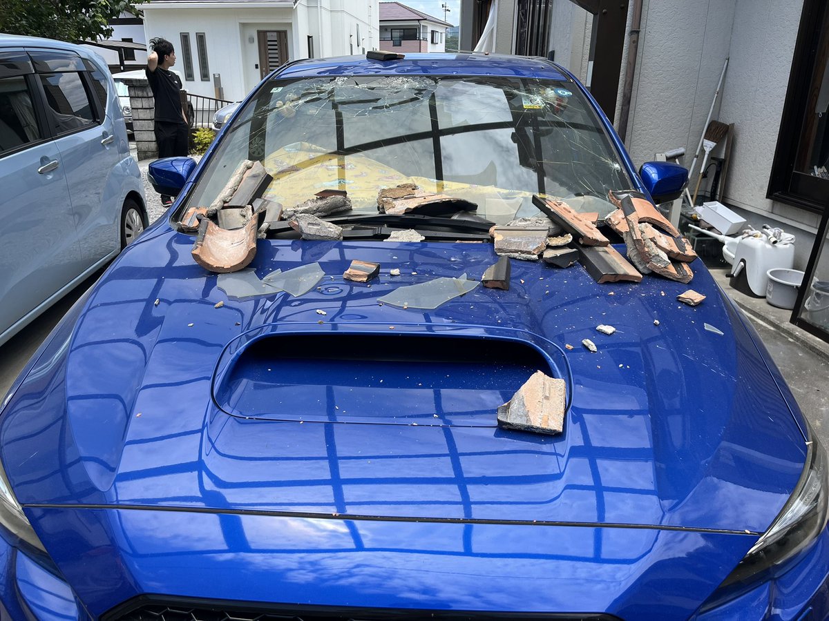 tyamimaru_VAB's tweet photo. 明るくなって改めて愛車の状況見たら泣けた😭
皆さん知ってました？
車両保険って津波と地震は対象外ですって😭😭😭
家の中も片付けなきゃだけど、辛くて何も手につかない🫠 https://t.co/XmmDyazxmD